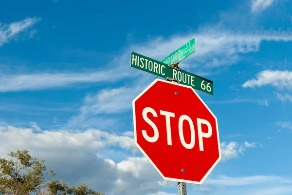 青い空と曇り空の上の歴史的ルート66と赤い停止道路標識 — ストック写真