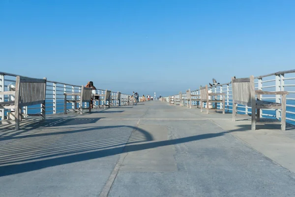 ヘルモサビーチUsa 2015年10月7日 人々はリラックスし 夏の晴れた日にヘルモサ桟橋で釣り歩くカリフォルニア — ストック写真