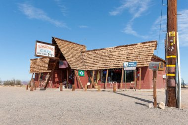 Newberry Springs USA - 2 Ekim 2015; Newberry Springs California 'da Bağdat Kafe' nin ünlü durağı ve yol kenarı eğlencesi.