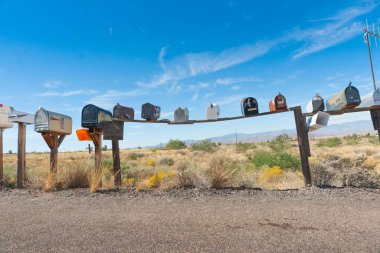 Kırsal yol ve Route 66 'nın kesiştiği Arizona, ABD' deki posta kutuları.