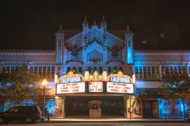 San Bernardino USA - 3 Ekim 2015; Kaliforniya Sahne Sanatları Tiyatrosu, neon ışıklı retro dönemin gece sahnesi
