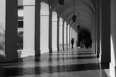 Pasadena Belediyesi 'nin Akdeniz Diriliş ve İspanyol Koloni Uyanış Tarzının mimari bölümünde düğün fotoğrafçısı uzak gölgelerde..