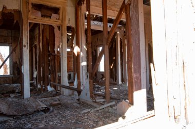 Terk edilmiş ve kasıtlı olarak yok edilmiş evler.