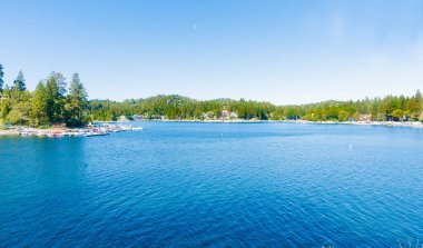 Sakin ve manzaralı Arrowhead Gölü tatil köyü Kaliforniya ABD