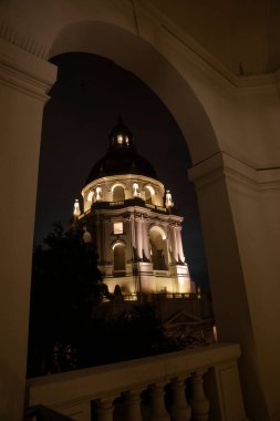 Akdeniz Dirilişi 'ndeki Pasadena Belediye Binası ve İspanyol Kolonisi mimari Dirilişi' nin çevresindeki kule ve kubbe gece aydınlatmasıyla vurgulandı