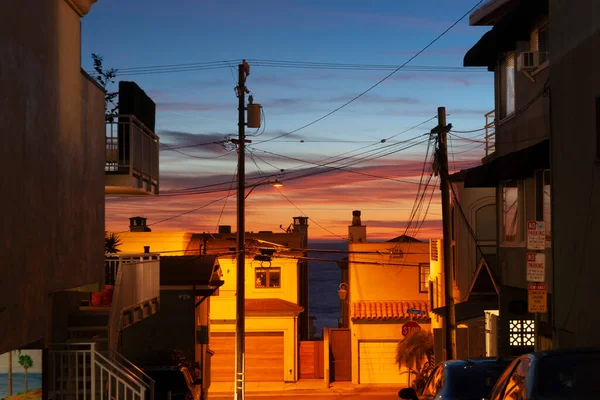 Noite Cores Claras Céu Entre Edifícios Urbanos Com Linhas Elétricas — Fotografia de Stock