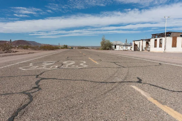 Estrada Rachada Selada Através Antiga Cidade Deserta Longo Histórica Rota — Fotografia de Stock