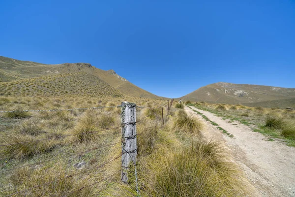 Lindis Pass Nova Zelândia Novembro 2020 Turista Distante Descendo Pista — Fotografia de Stock