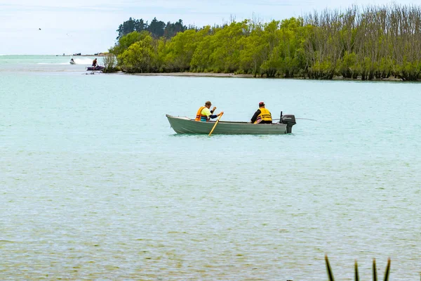 ニュージーランドのカンタベリー 2020年11月20日 川釣りの小さなボートに2人の男性 — ストック写真