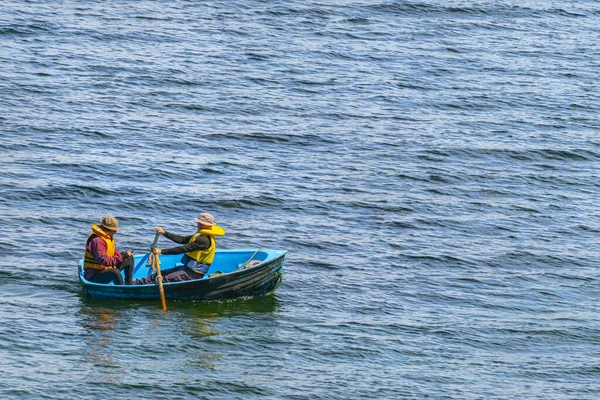 新西兰斯图尔特岛 2020年11月 两名男子乘蓝色小船划船 其他鱼类则划船 — 图库照片