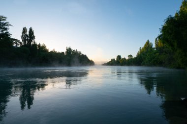 Merkez Otaog Yeni Zelanda 'daki Clutha River Cromwell' den sabah sisi yükseliyor..