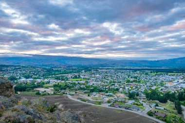 Şehrin güneyindeki Bridge Hill 'den Alexandra' nın çatılarına ve kasabasına bakan.