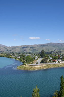Orta Otago 'nun Cromwell kasabası Orta Otago Yeni Zelanda' daki Turkuaz Clutha Nehri 'nde kıvrılıyor..