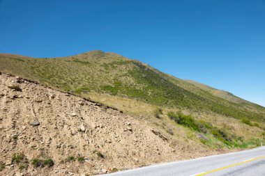 Lindis Geçidi 'nin zirve ve ve kıç çorabı kaplı vadileri, ünlü Orta Otago Yeni Zelanda yolculuğu.