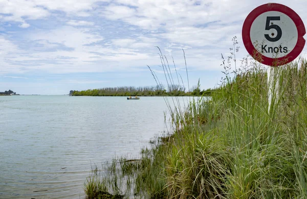 ニュージーランドのカンタベリーにあるワイマカリリの川岸での5ノット速度制限標識 — ストック写真