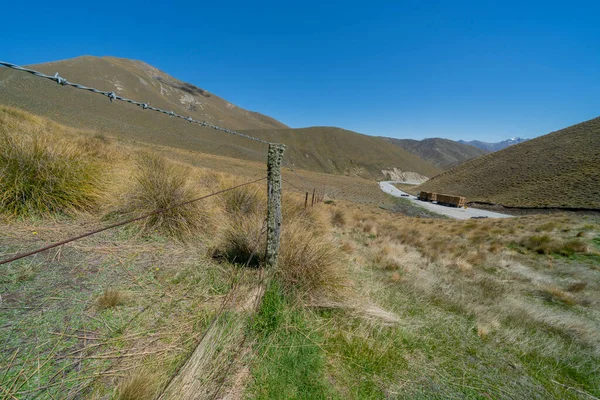 Landschaft Entlang Der Alten Zaunlinie Mit Einem Mit Heuballen Beladenen — Stockfoto