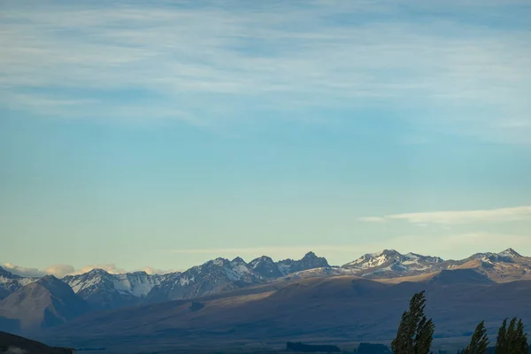 Zuidelijke Alpen Voorbij Uitlopers Gedeeltelijk Schaduw Als Zon Opkomt Tekapo — Stockfoto