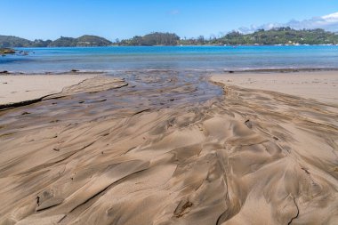 Kalıplar, sahilden kıyıya akan küçük bir dereden gelen suyla oluşmuş.