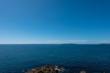 Denizin mavi arkaplanı, denizcilik ya da seyahat için mavi gökyüzünün altındaki uzak ufuk çizgisine,