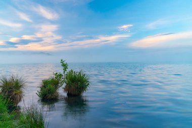 Twizel 'deki Ruataniwha Gölü üzerindeki mavi saat