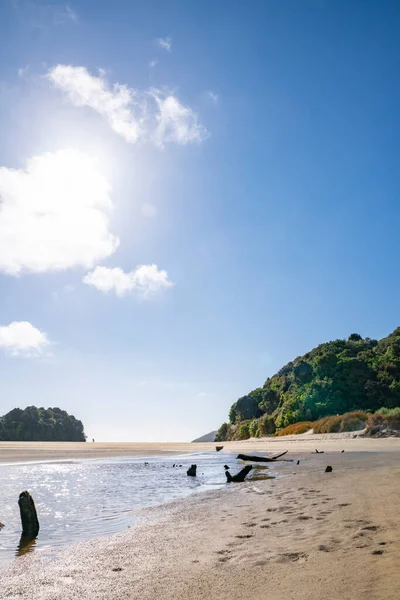 Fluxo Raso Através Praia Maré Baixa Olhando Para Sol Idílica — Fotografia de Stock