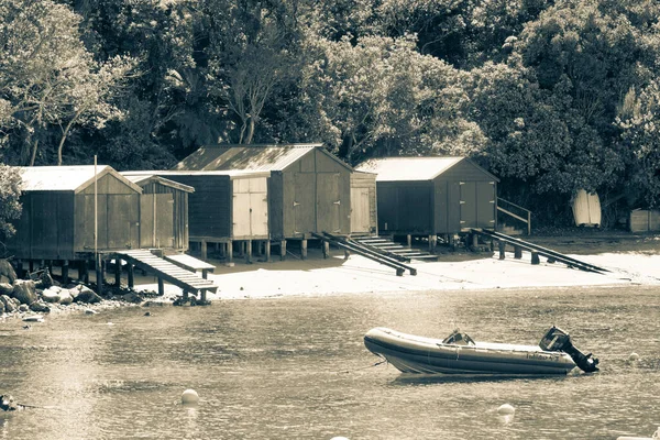 Inflatable Boat Moored Bay Front Group Boatsheds Gplden Bay Stewart — Stock Photo, Image