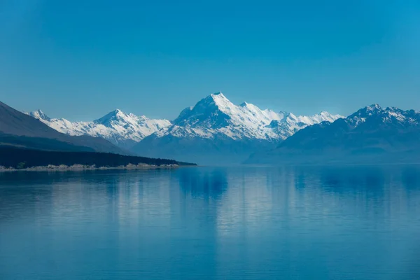 Litoral Vista Através Calmo Lago Pukaki Com Monte Cook Alpes — Fotografia de Stock
