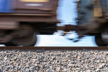 Demiryolu yük vagonları hareket etkisinden bulanıklaştı.