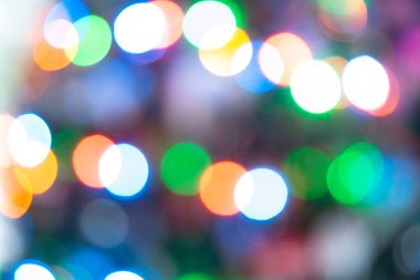 Soyut kullanım için siyah arkaplan yatay bileşimi üzerindeki odaksız renkli ışıkların şenlikli hissi.