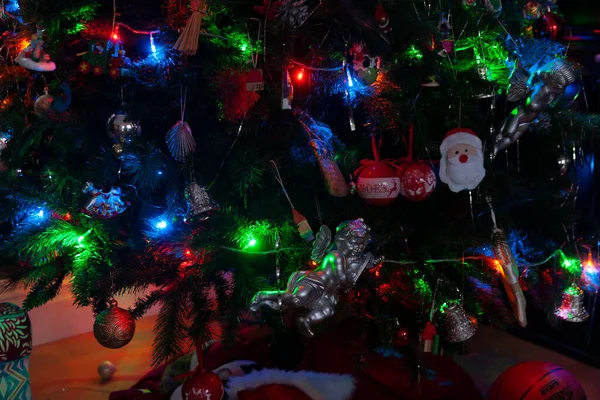 Erleuchteter Weihnachtsbaum Mit Dem Weihnachtsmann Bei Dunkelheit — Stockfoto