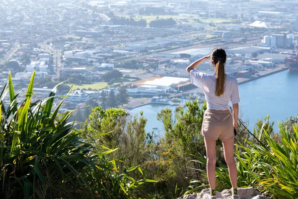 Teenage Woman Standing Summit Mount Maunganui Sheilding Eyes Looking View — Stock Photo, Image