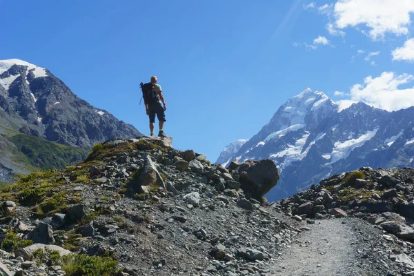 Mount Cook New Zealand February 2015 Lone Hiker Stands Pile — Stock Photo, Image