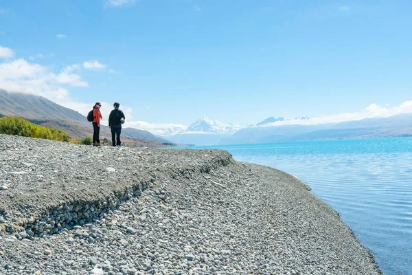 Jezero Pukaki Nový Zéland Únor 2015 Dvě Ženy Turisté Interakci — Stock fotografie