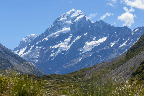 Sonnenschein Trifft Den Schneebedeckten Mount Cook Einem Tal Unter Neuseeland — Stockfoto