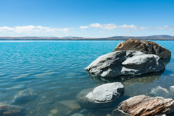 Grandes Roches Sur Bord Gris Lac Caillouteux Eau Turquoise Bleue — Photo