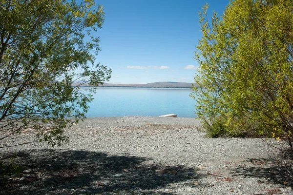 Πράσινο Φύλλωμα Και Γκρίζα Πετρώδη Άκρη Της Λίμνης Και Γαλαζοπράσινα — Φωτογραφία Αρχείου