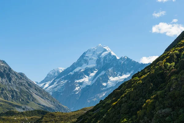 Sunrise Sunshine Stakingen Sneeuw Capperd Mount Cook Stijgen Tussen Voorgrond — Stockfoto