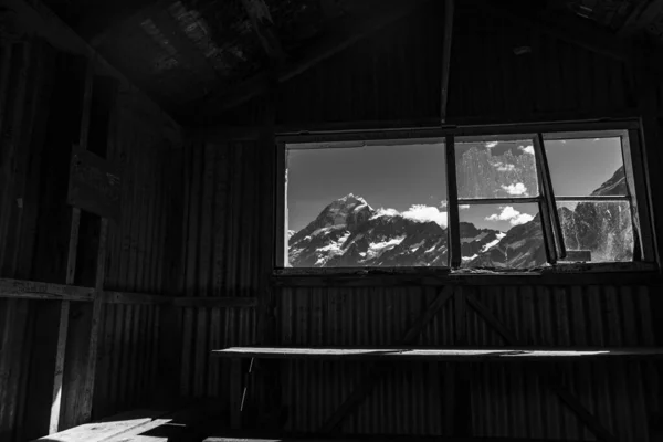 Sol Amanecer Golpea Nevado Monte Cook Aparece Través Ventana Como — Foto de Stock