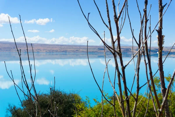 Γαλαζοπράσινα Νερά Της Λίμνης Πουκάκι Μεγάλες Λευκές Νεφελώδεις Αντανακλάσεις — Φωτογραφία Αρχείου