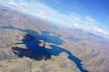 Canterbury 'deki bulutlu Benmore Gölü' nün gökyüzü manzarası. Uçuştaki planör kokpitinden perspex tepe örtüsü boyunca.