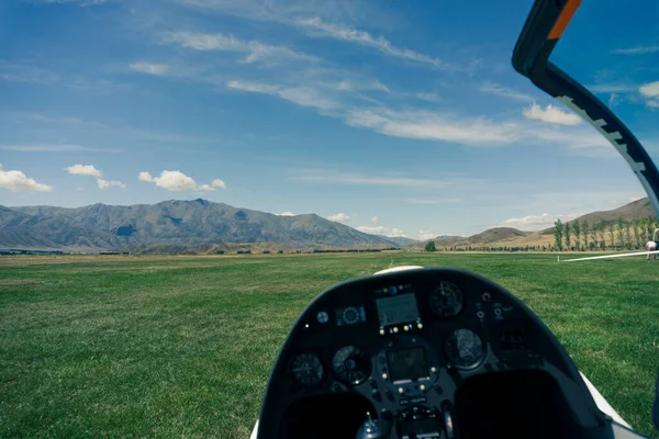 Blick Aus Dem Cockpit Des Segelflugzeugs Auf Den Flugplatz Vor — Stockfoto