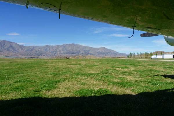 1Landschaftlich Reizvolle Berge Der Südinsel Eingerahmt Von Flugzeugflügeln Oben Und — Stockfoto