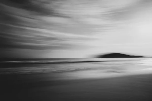 ビーチモーションブラー抽象モノクロームでビーチ — ストック写真