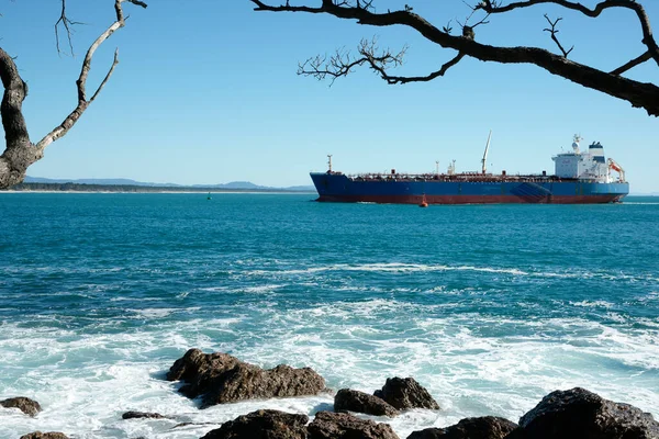 Navio Que Chega Entrada Porto Tauranga Passando Base Rochosa Monte — Fotografia de Stock