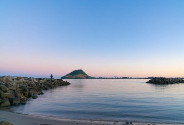 Ufukta Maunganui Dağı var. Sülfür Noktası 'ndan Tauranga Limanı' na doğru ilerliyor..