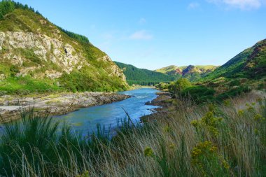 Clutha Nehri, Yeni Zelanda 'nın Otago Düz Alanı' ndaki dağların arasından akıyor..