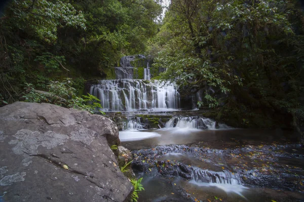 Escénica Cascada Purakaunui Falls Por Tres Terrazas Roca Medio Los — Foto de Stock