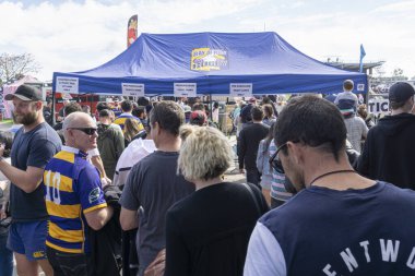 Tauranga Yeni Zelanda - Eylül 12018; 10 numaralı bol ragbi formalı adam bir oyun için parka geliyor.