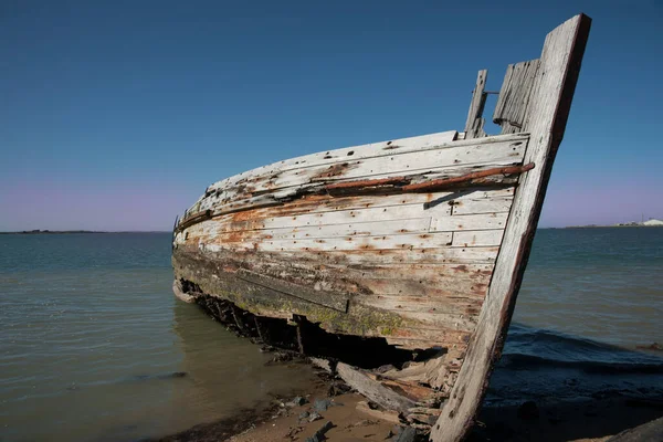 Hulk Furado Podre Barco Pesca Madeira Velho Encalhado Costa Ocean — Fotografia de Stock