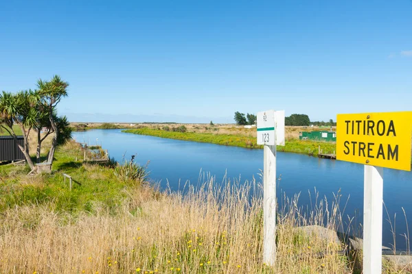 風光明媚なティティロア川と南島の海岸につながるサウスランドの看板伝統的なホワイトバイターが南島の第二の端を打つニュージーランド — ストック写真